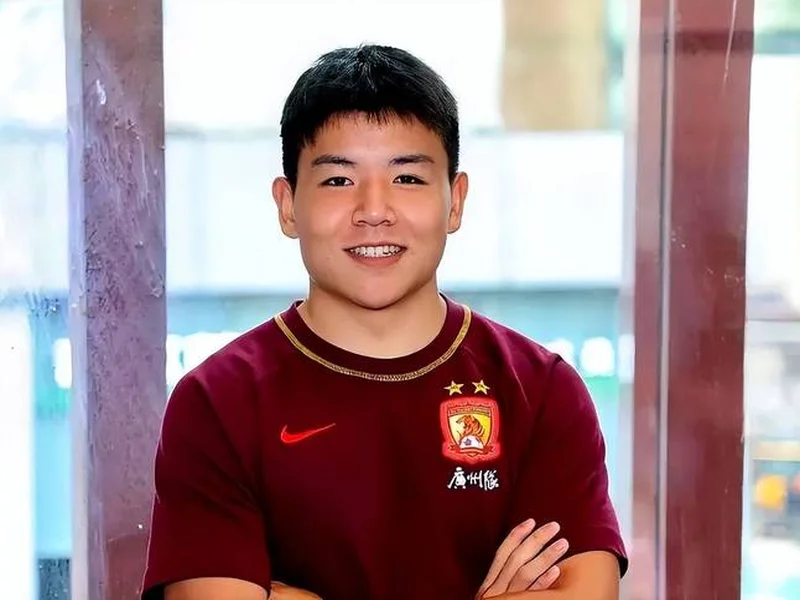 足球报：海港有意杨希，徐彬留洋仍存不确定，西海岸资金有困